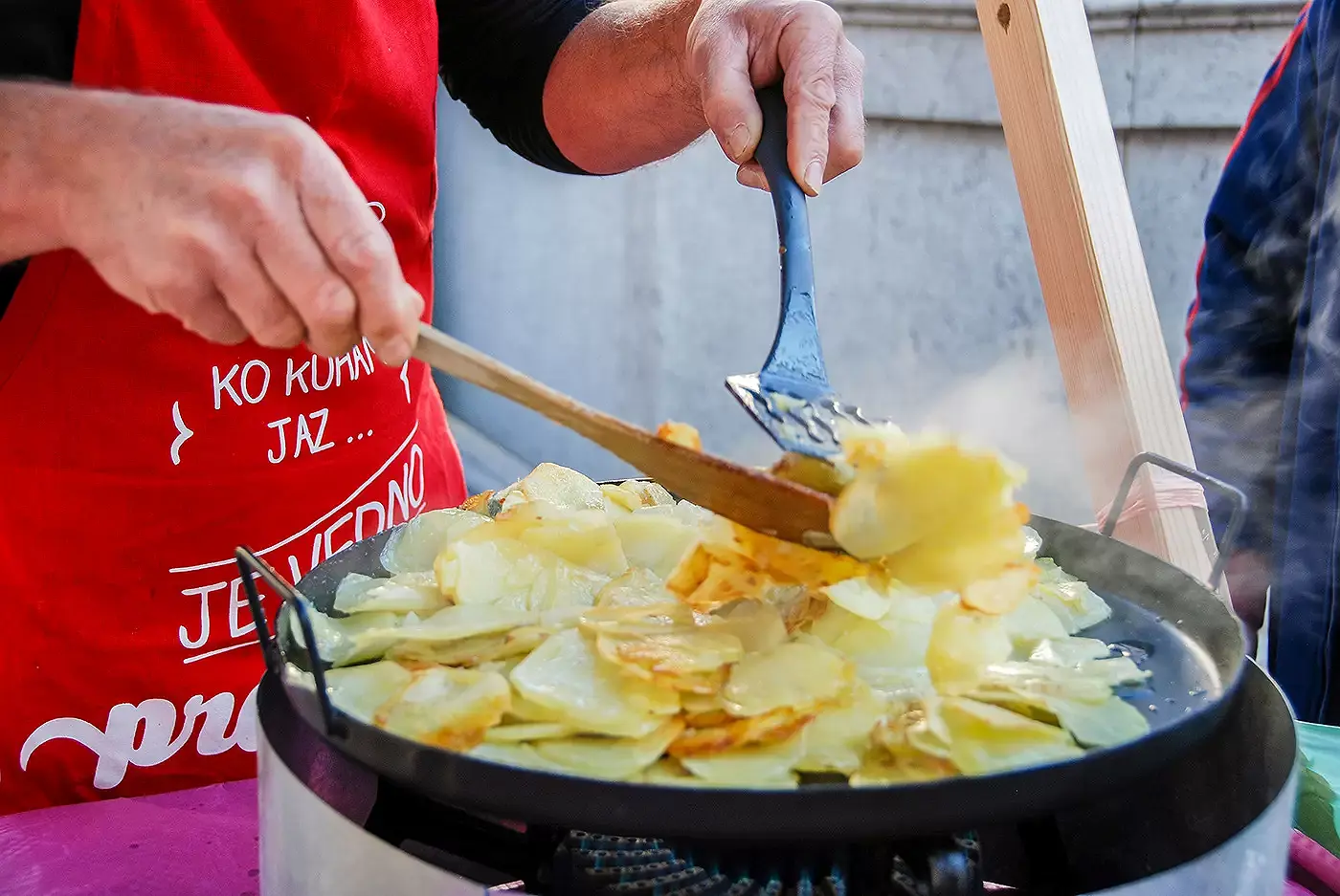 Zubereitung der Frika in einer Pfanne