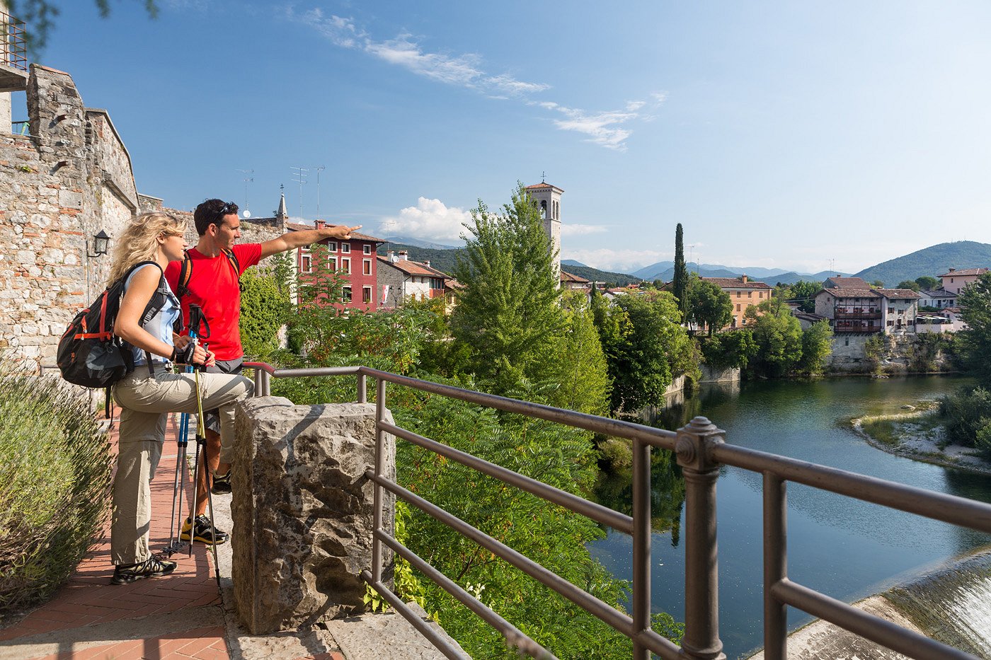 Gli escursionisti ammirano il panorama sulla città di Cividale