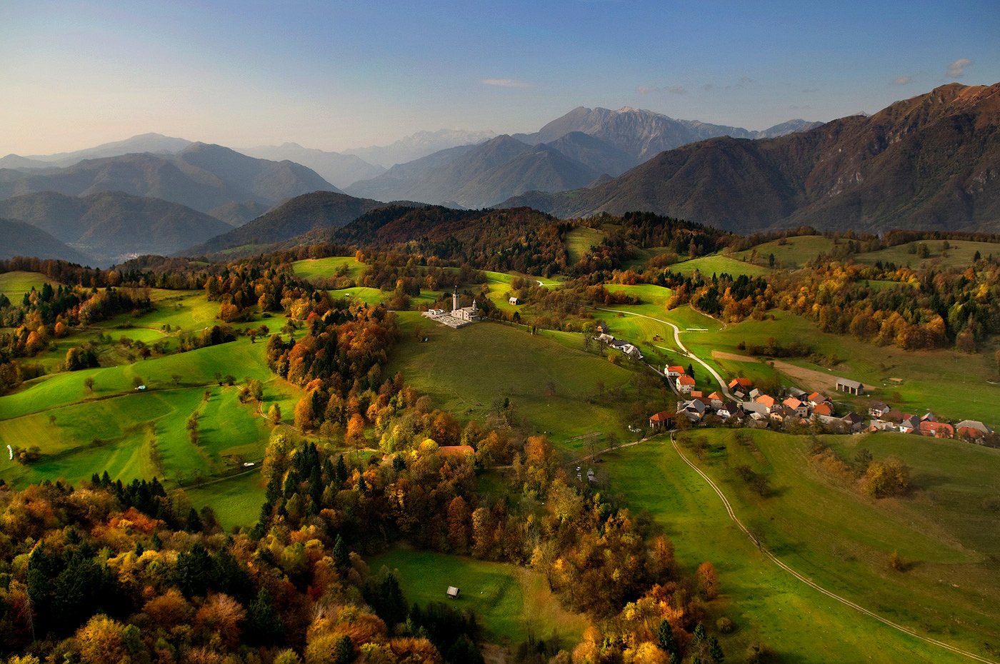 Šentviška-Hochebene mit der Kirche Mariä Heimsuchung aus der Vogelperspektive